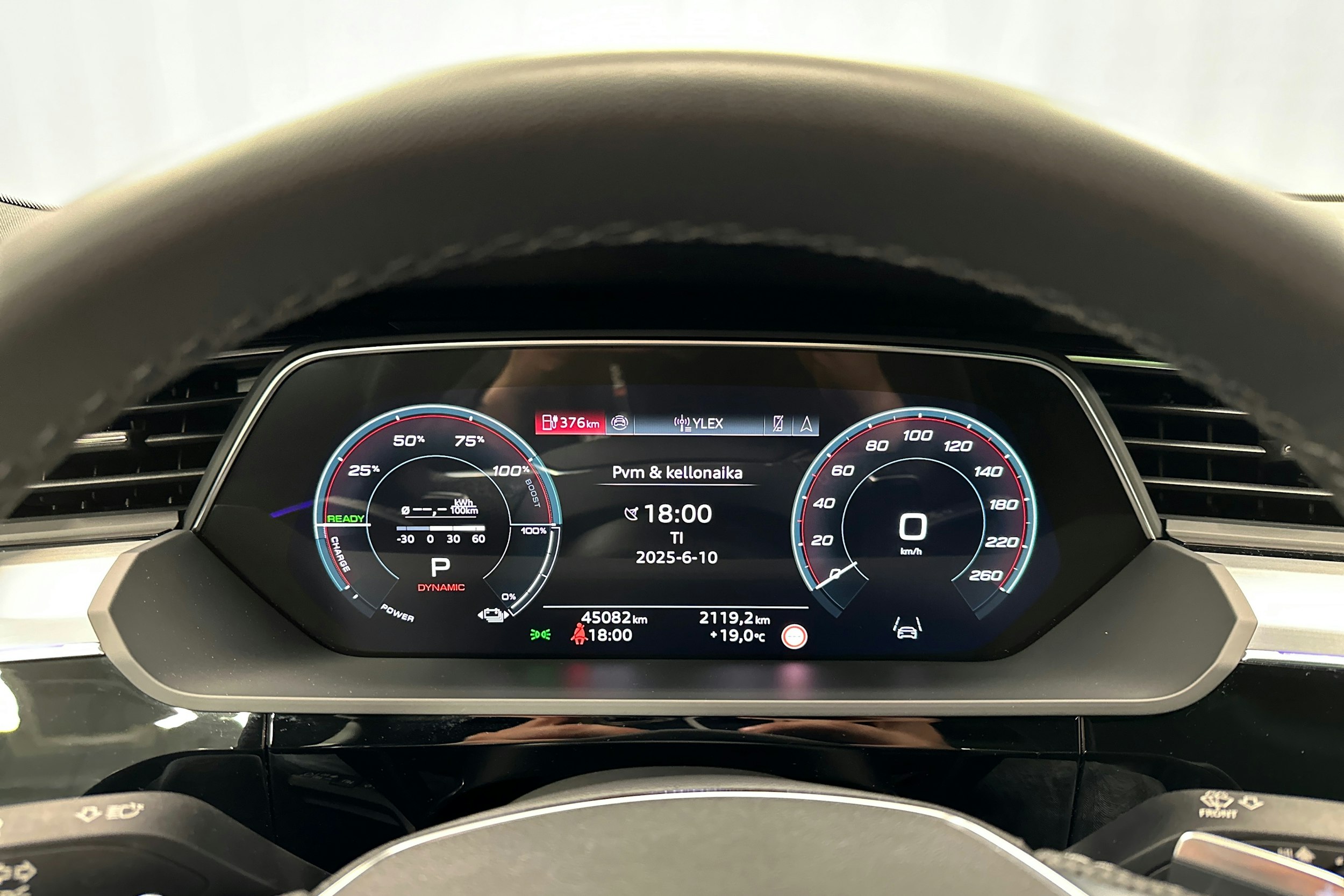 harmaa Audi Q8 e-tron 2024 kuva 18.