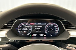 harmaa Audi Q8 e-tron 2024 kuva 18.