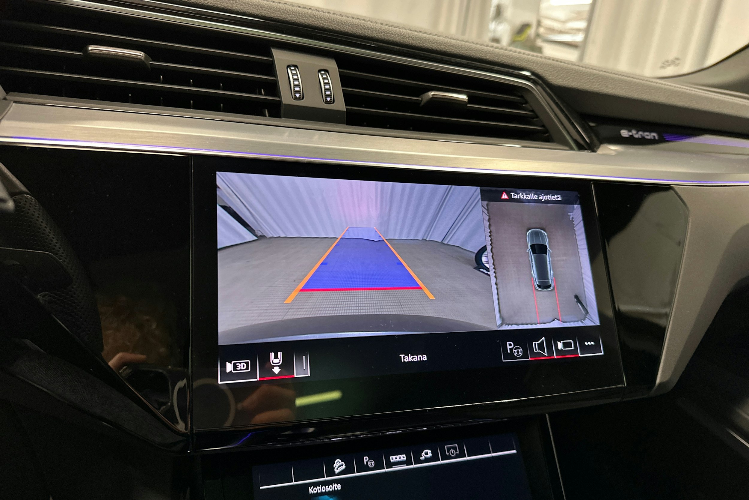 harmaa Audi Q8 e-tron 2024 kuva 20.