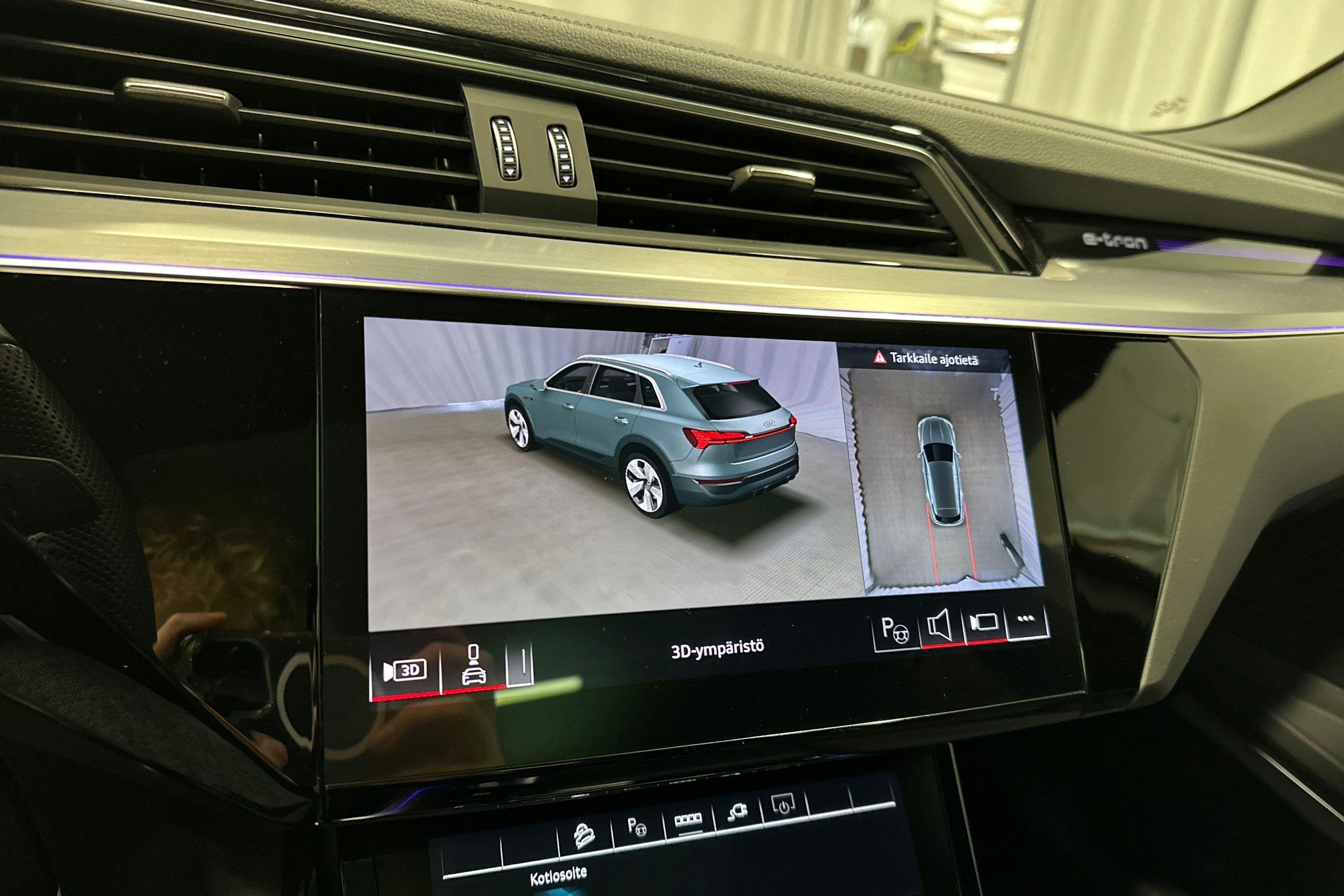 harmaa Audi Q8 e-tron 2024 kuva 21.