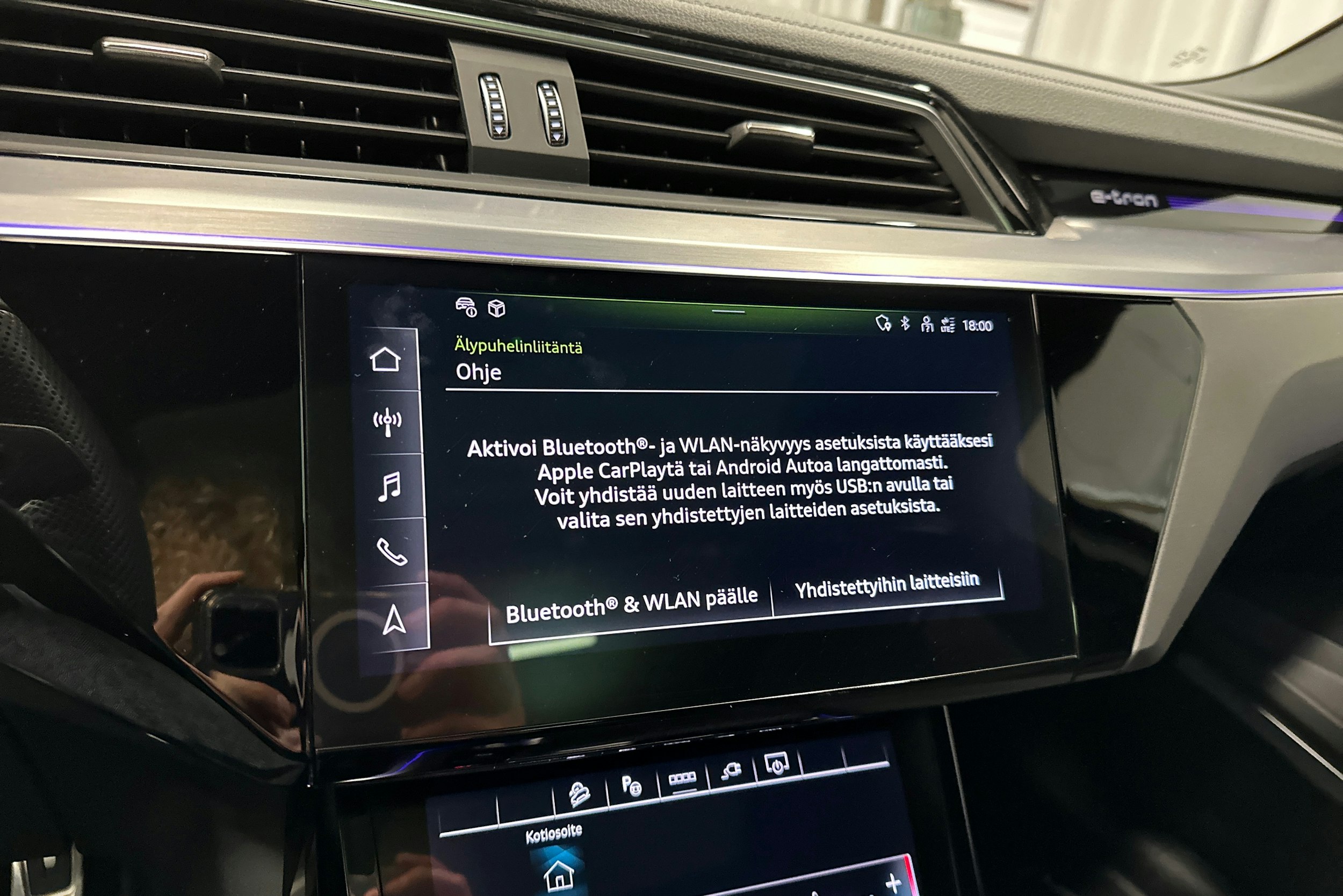 harmaa Audi Q8 e-tron 2024 kuva 22.