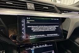 harmaa Audi Q8 e-tron 2024 kuva 22.