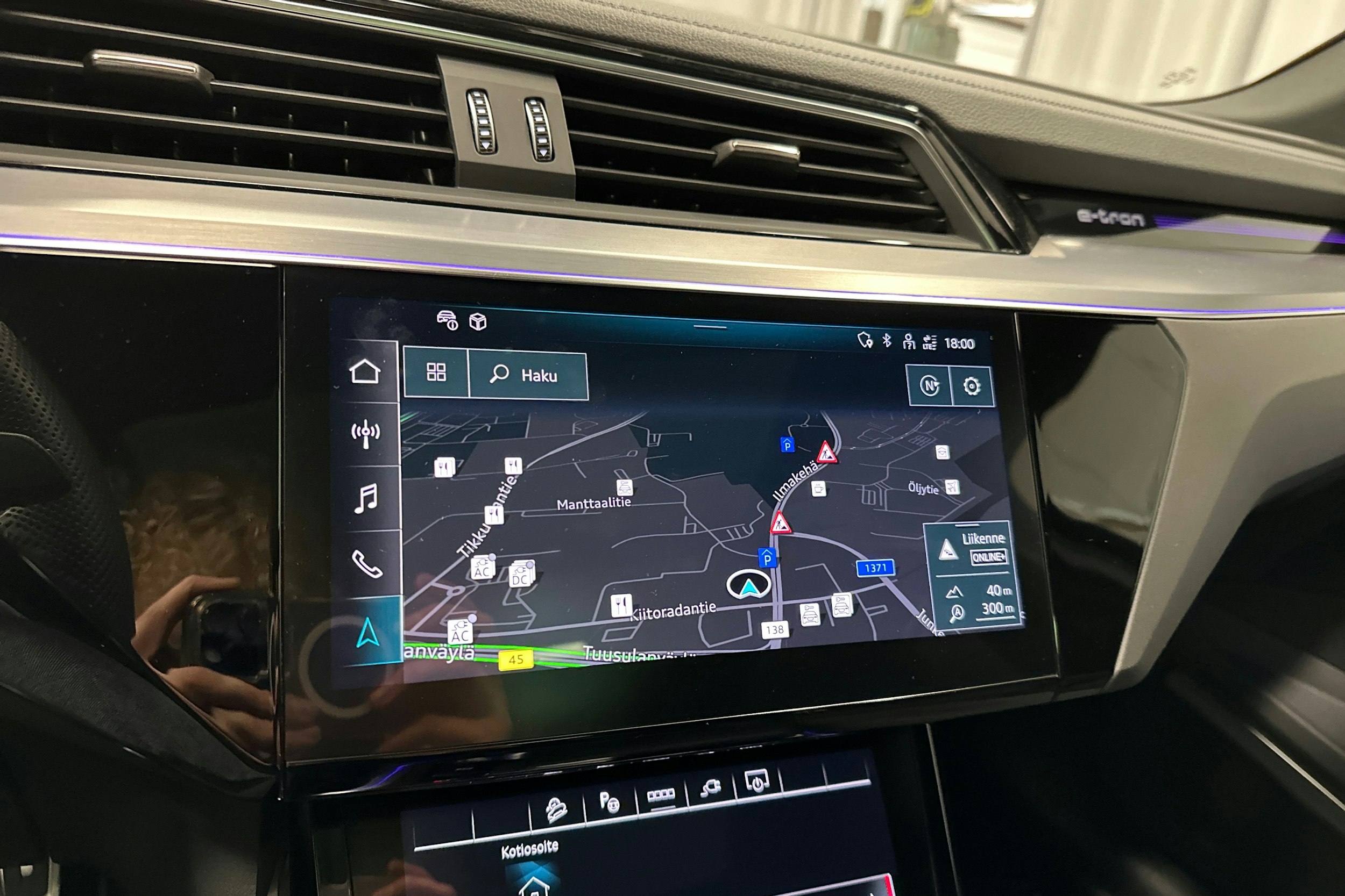 harmaa Audi Q8 e-tron 2024 kuva 23.