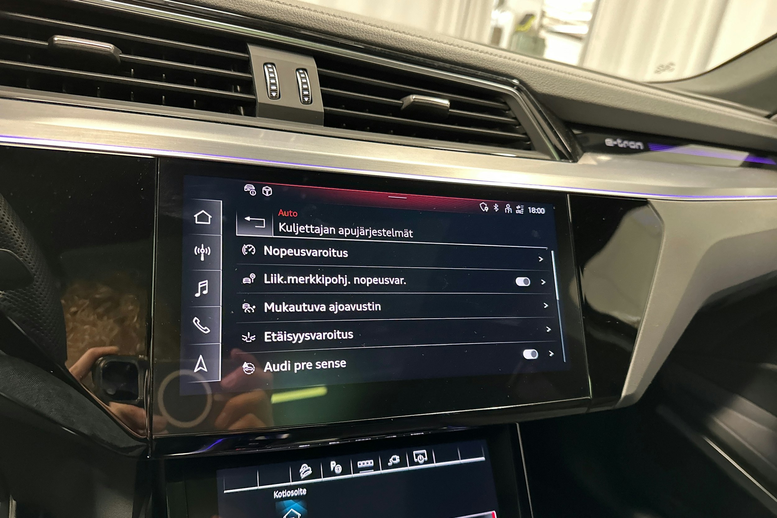 harmaa Audi Q8 e-tron 2024 kuva 24.