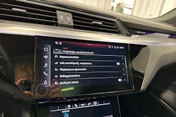 harmaa Audi Q8 e-tron 2024 kuva 24.