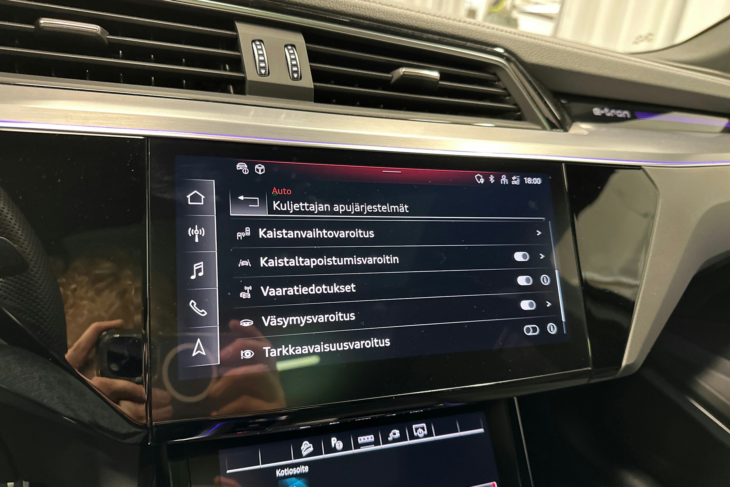 harmaa Audi Q8 e-tron 2024 kuva 25.