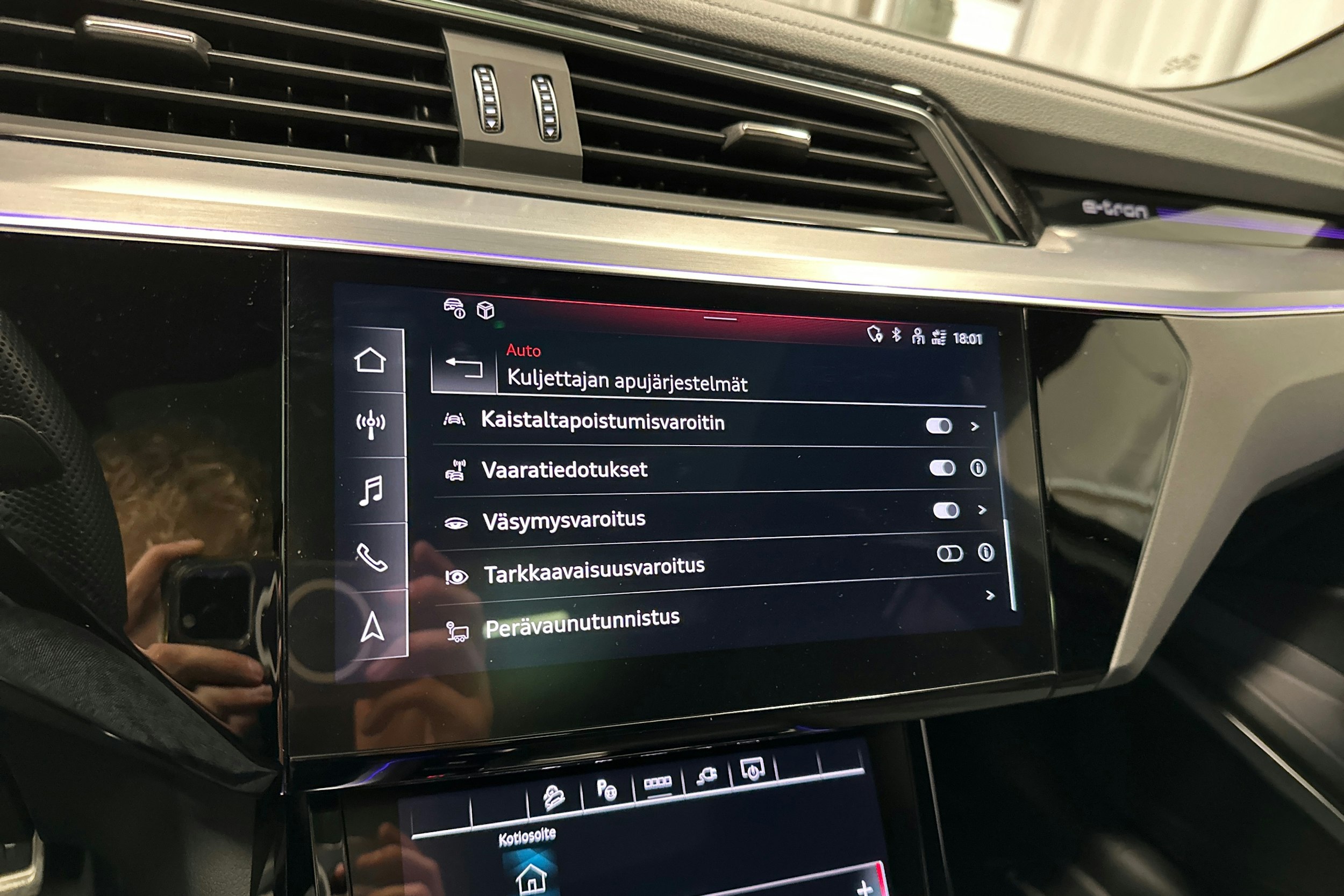 harmaa Audi Q8 e-tron 2024 kuva 26.