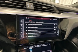 harmaa Audi Q8 e-tron 2024 kuva 26.