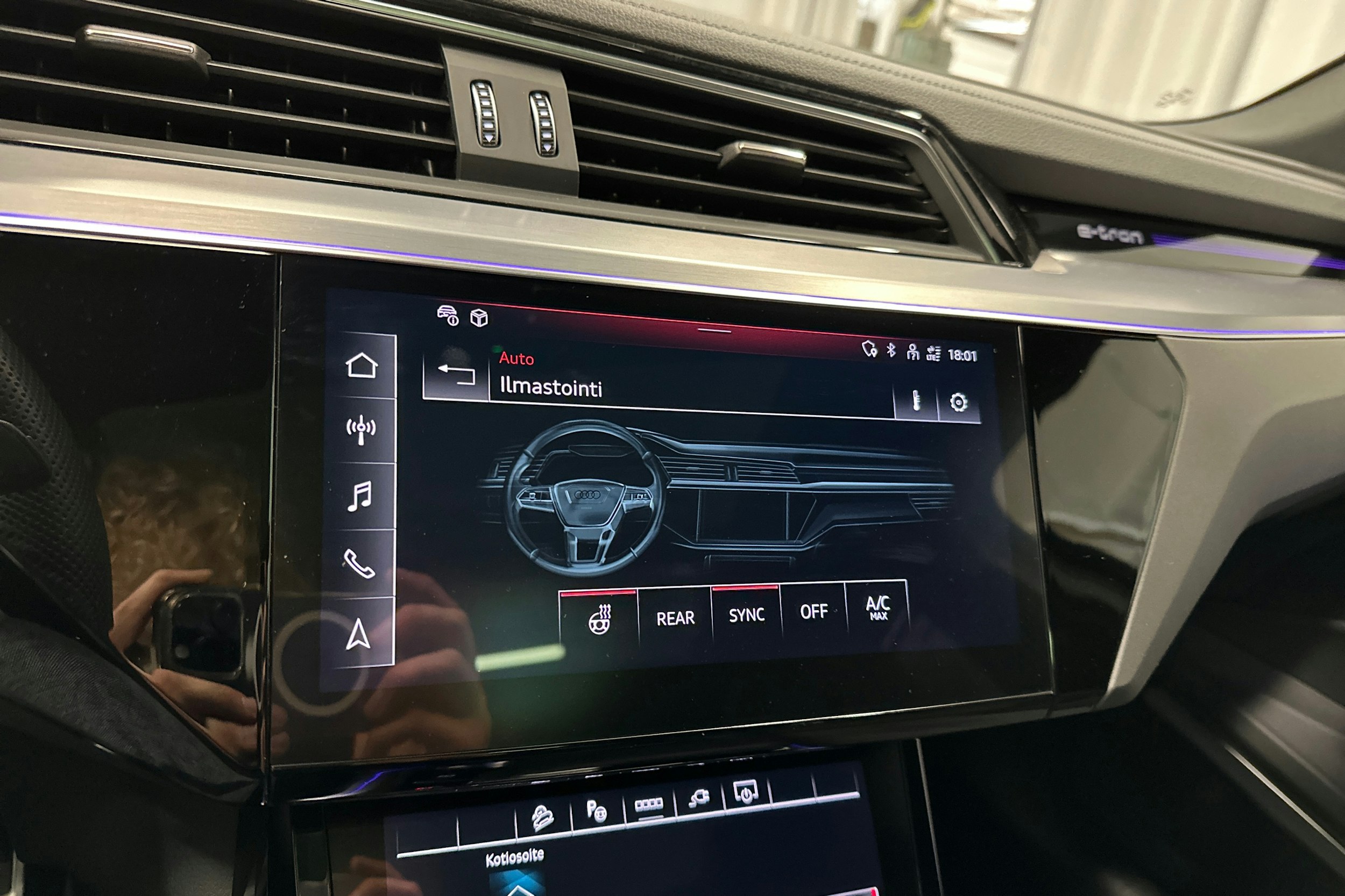 harmaa Audi Q8 e-tron 2024 kuva 27.