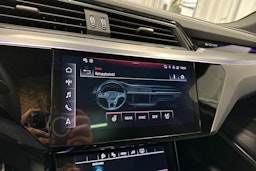 harmaa Audi Q8 e-tron 2024 kuva 27.