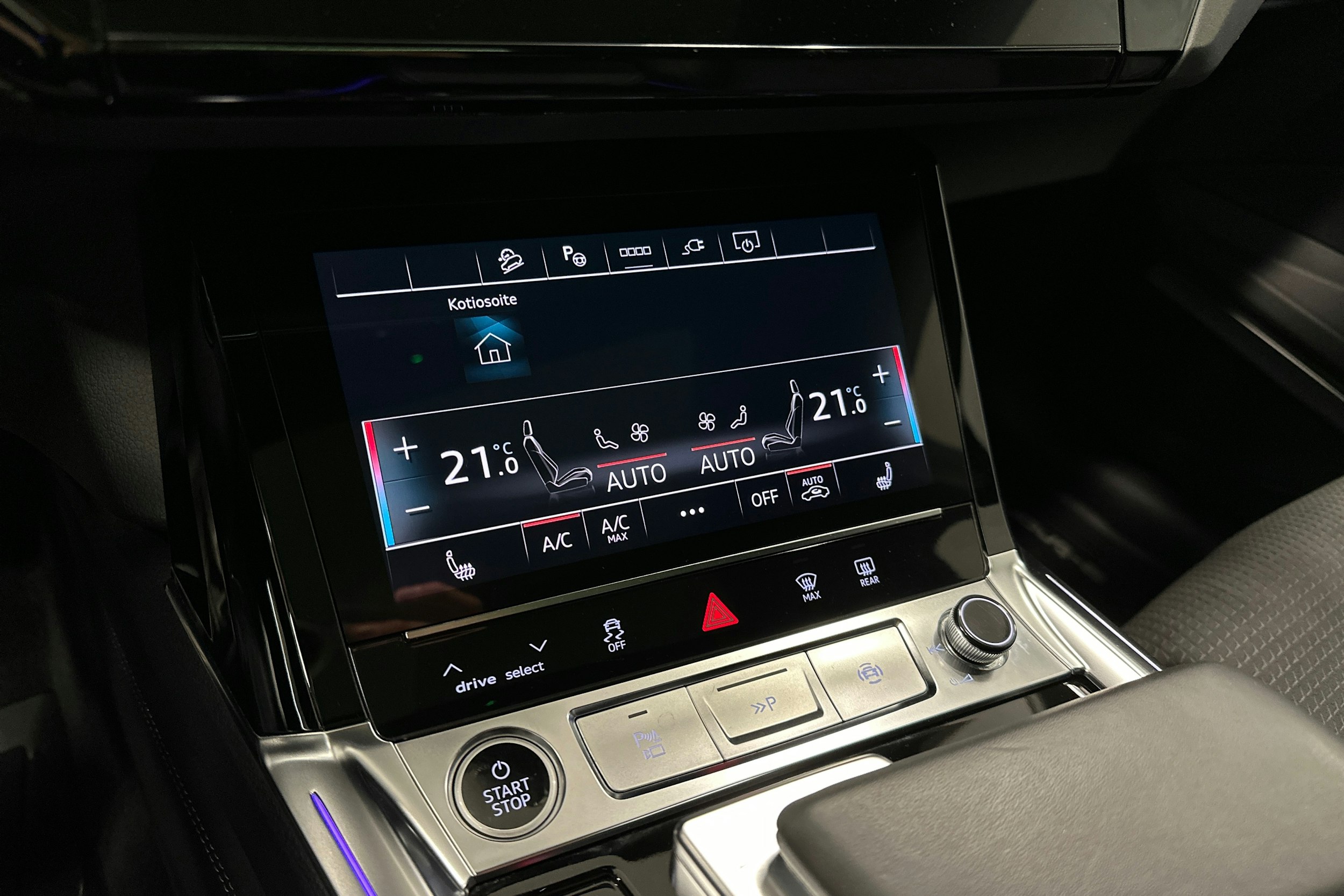 harmaa Audi Q8 e-tron 2024 kuva 29.