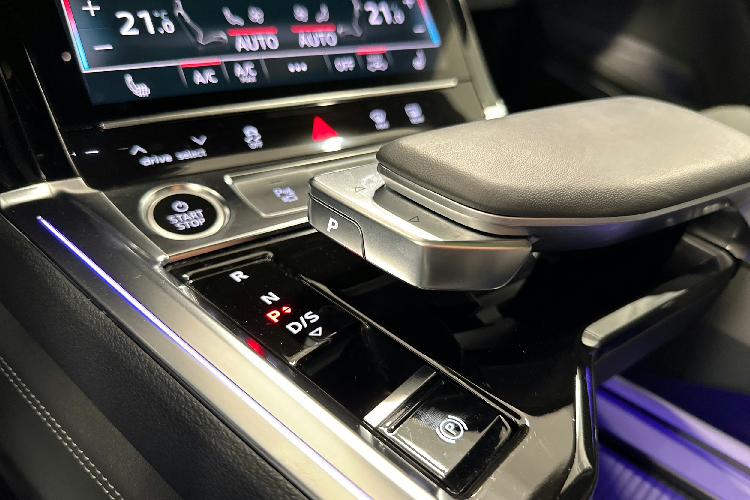 harmaa Audi Q8 e-tron 2024 kuva 30.