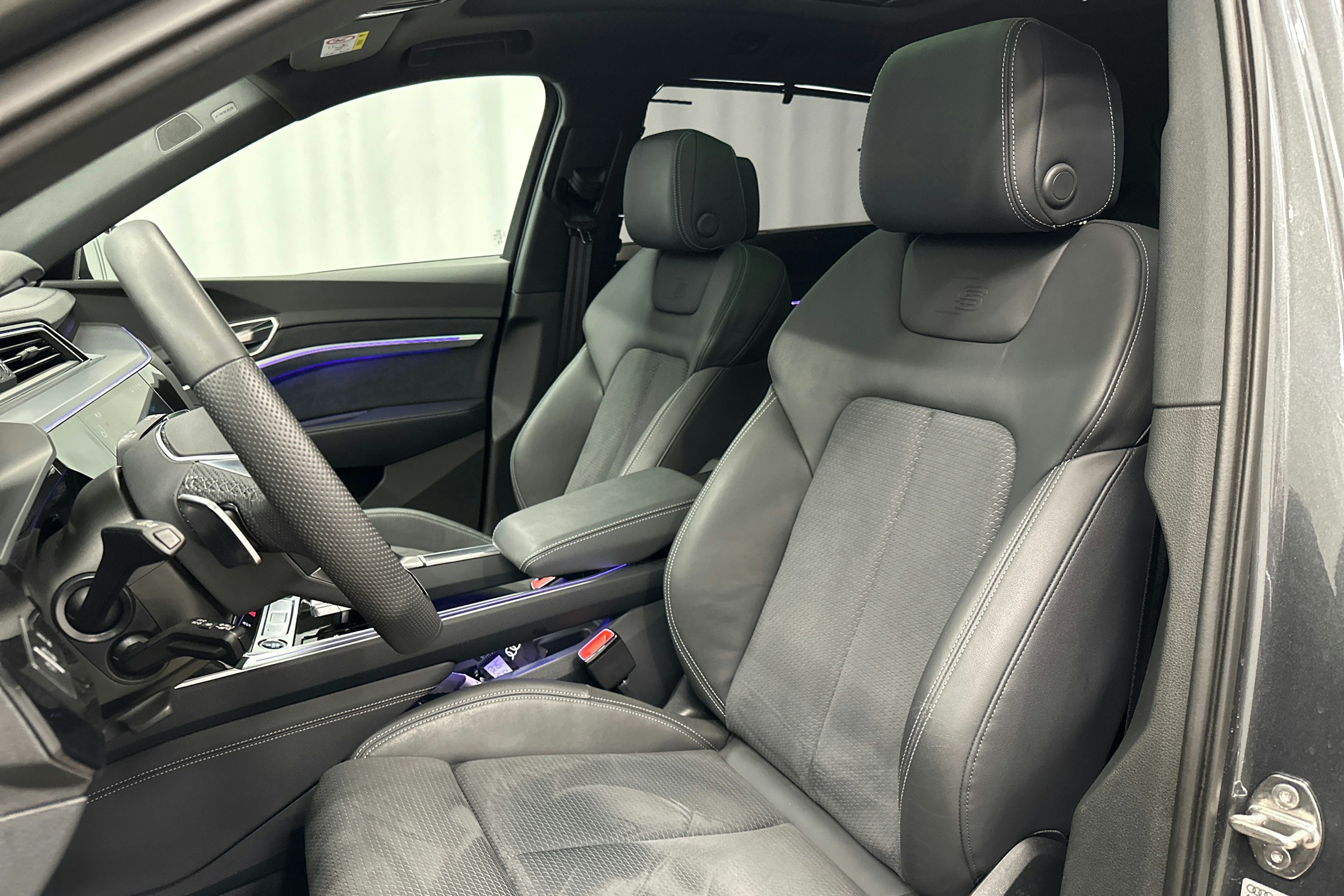 harmaa Audi Q8 e-tron 2024 kuva 31.