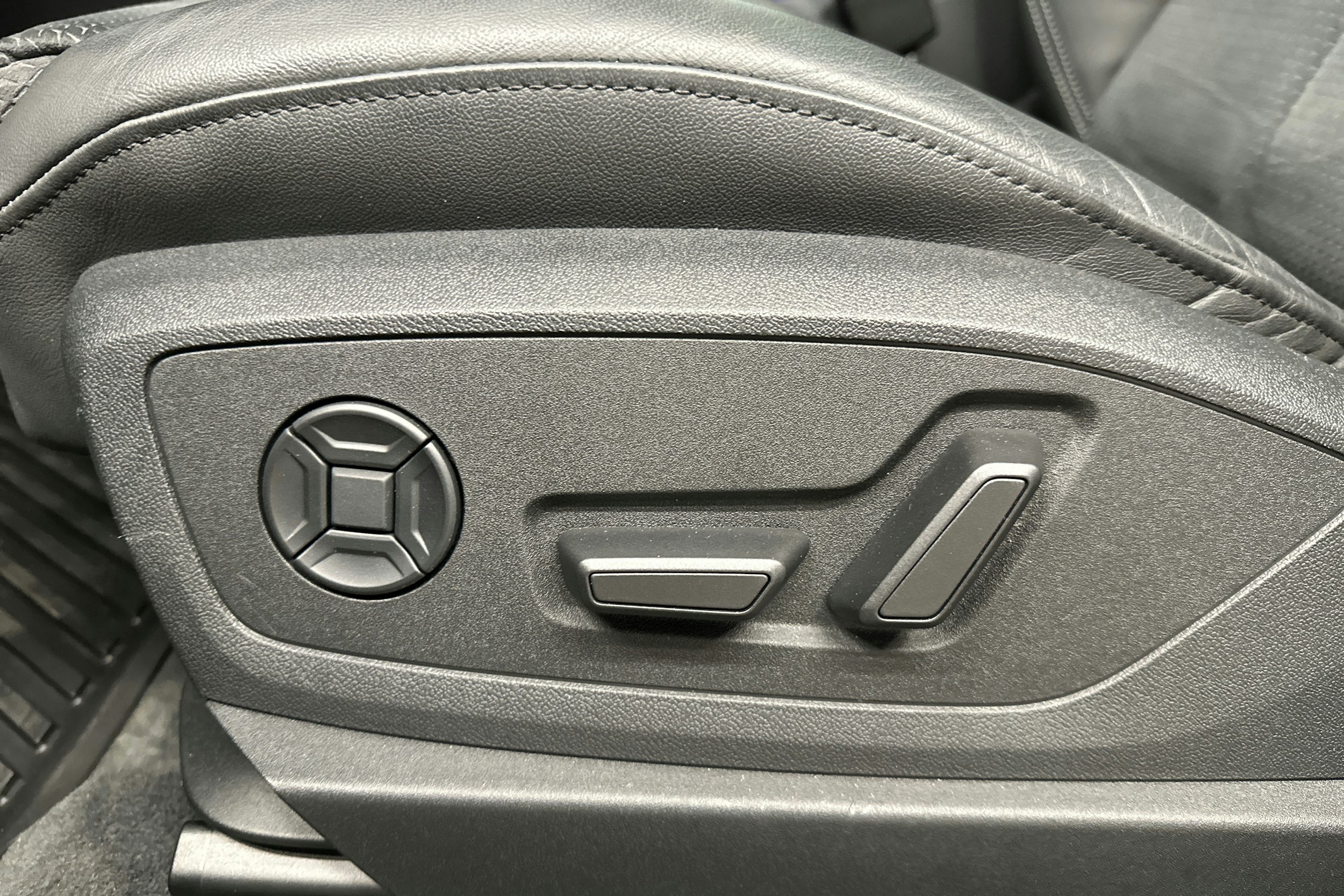harmaa Audi Q8 e-tron 2024 kuva 32.