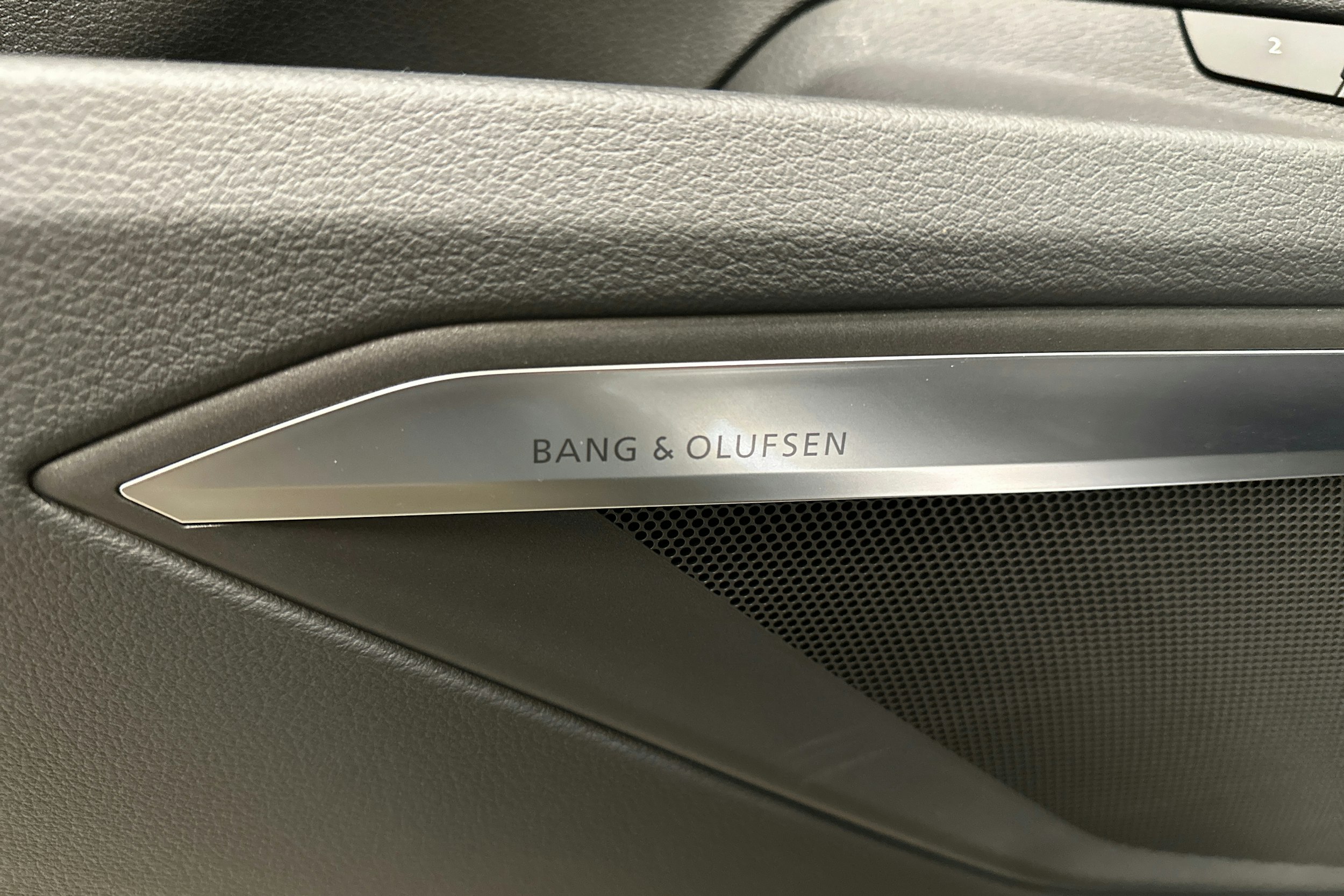 harmaa Audi Q8 e-tron 2024 kuva 34.