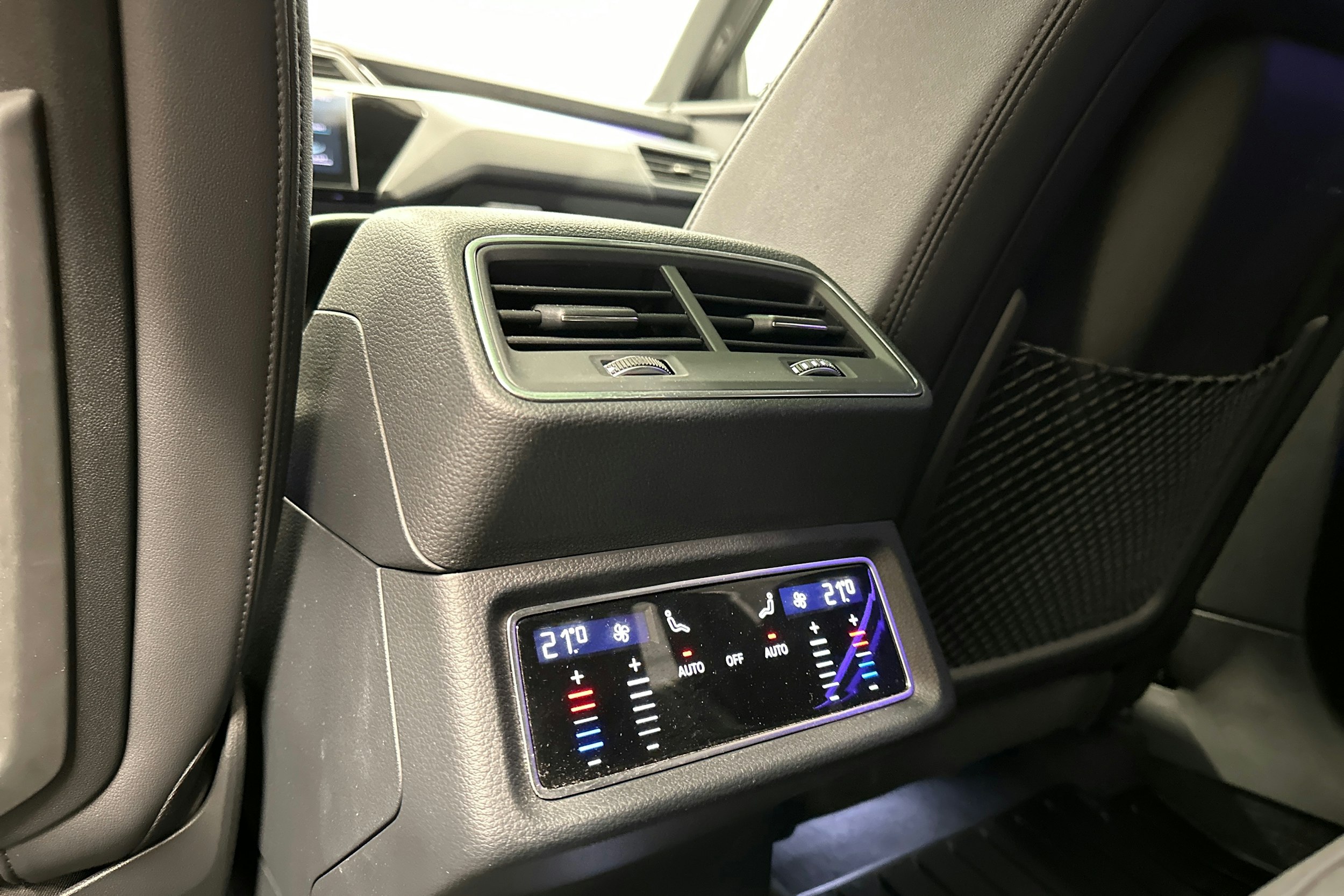 harmaa Audi Q8 e-tron 2024 kuva 35.