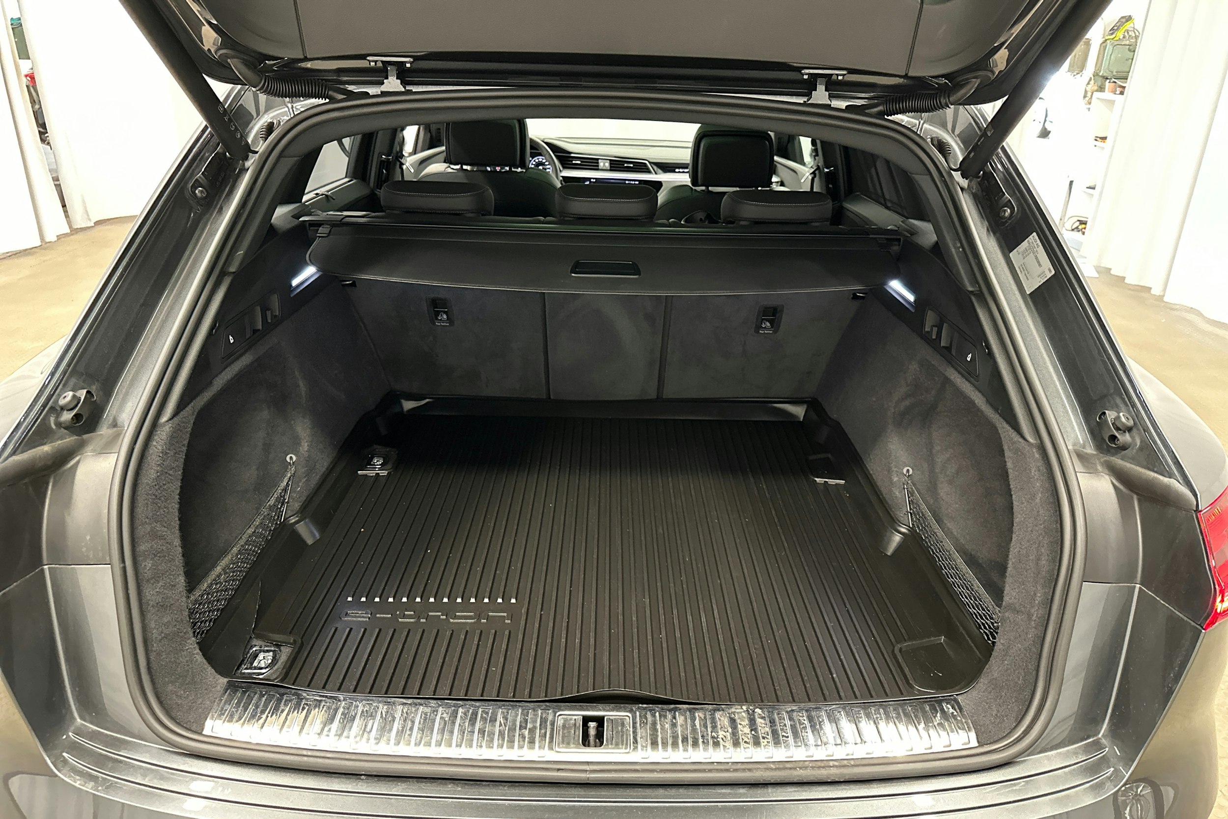 harmaa Audi Q8 e-tron 2024 kuva 36.