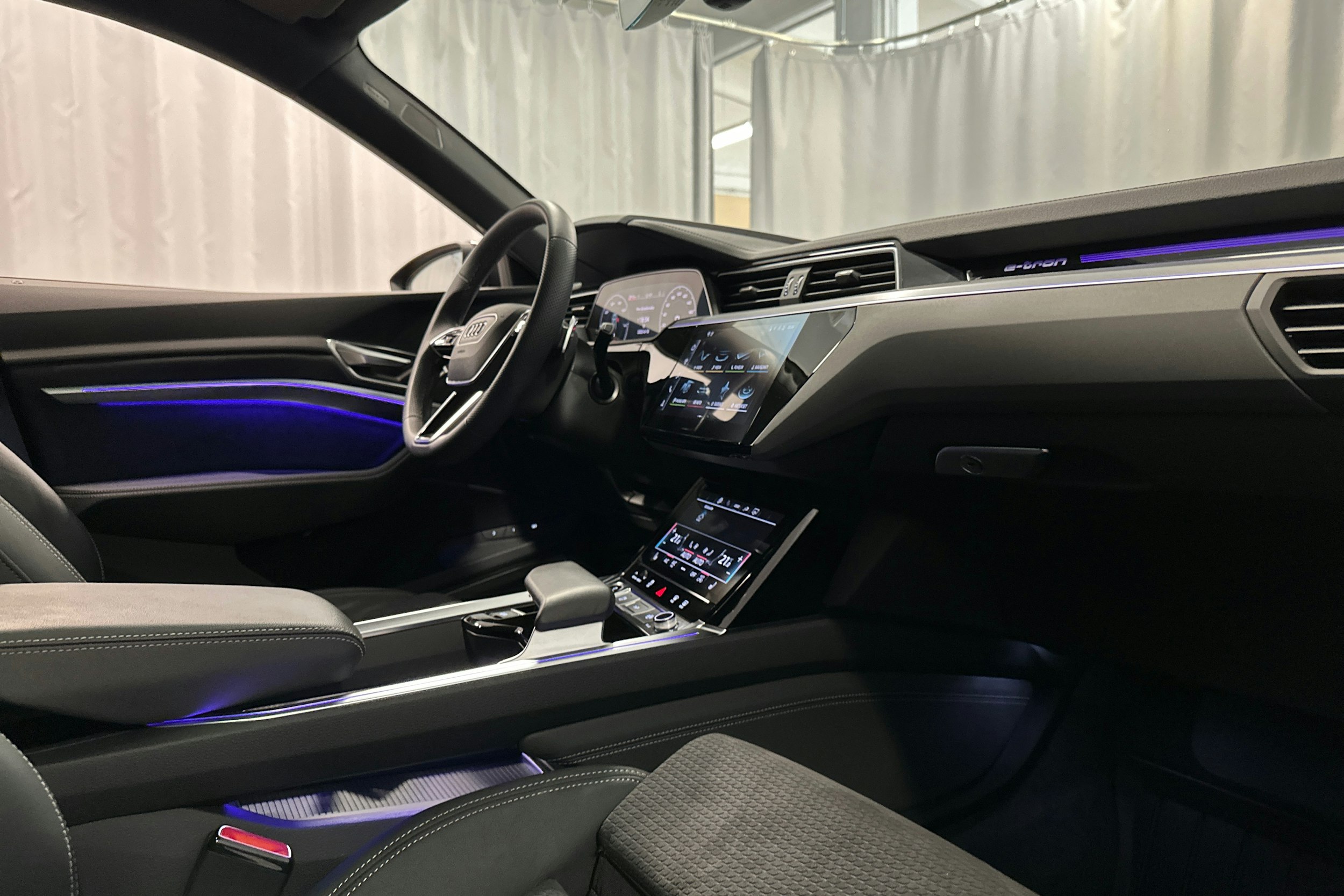 harmaa Audi Q8 e-tron 2024 kuva 40.