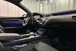 harmaa Audi Q8 e-tron 2024 kuva 40.