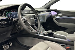harmaa Audi Q8 e-tron 2024 kuva 7.