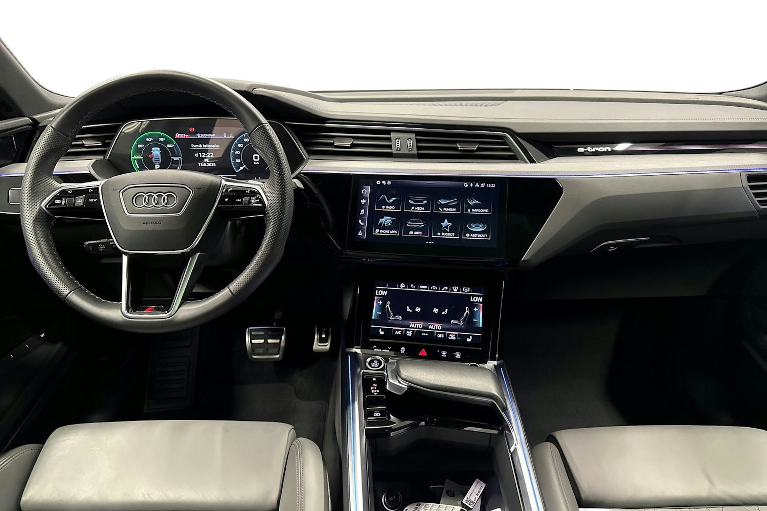 harmaa Audi Q8 e-tron 2024 kuva 9.
