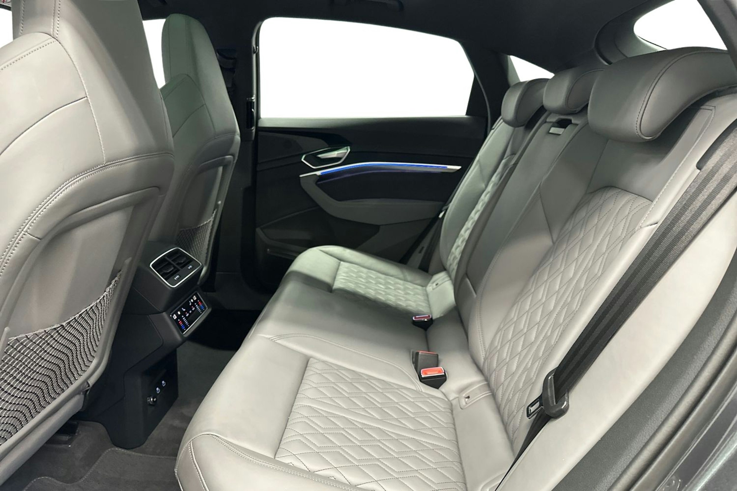 harmaa Audi Q8 e-tron 2024 kuva 10.