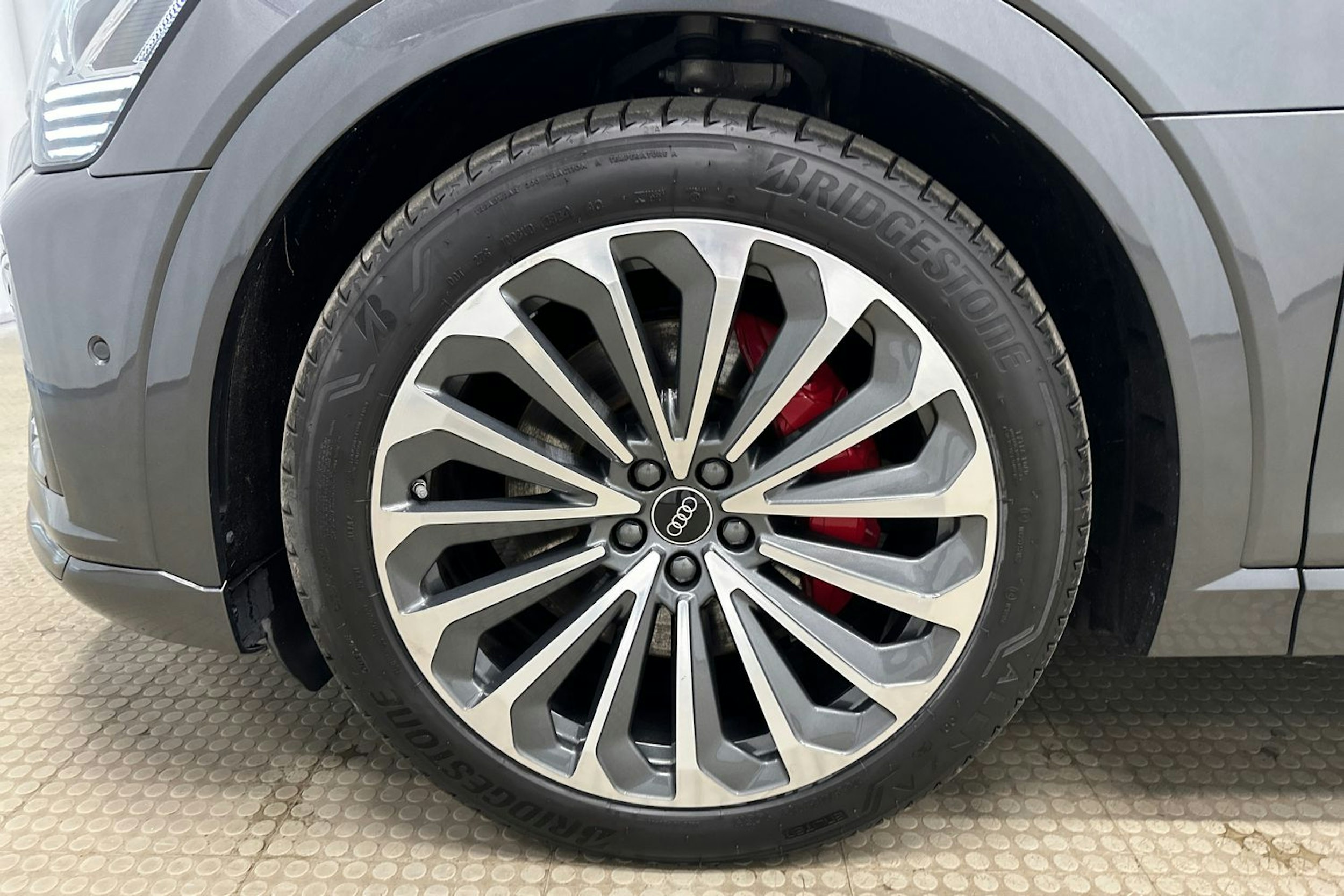 harmaa Audi Q8 e-tron 2024 kuva 12.