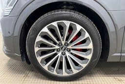 harmaa Audi Q8 e-tron 2024 kuva 12.