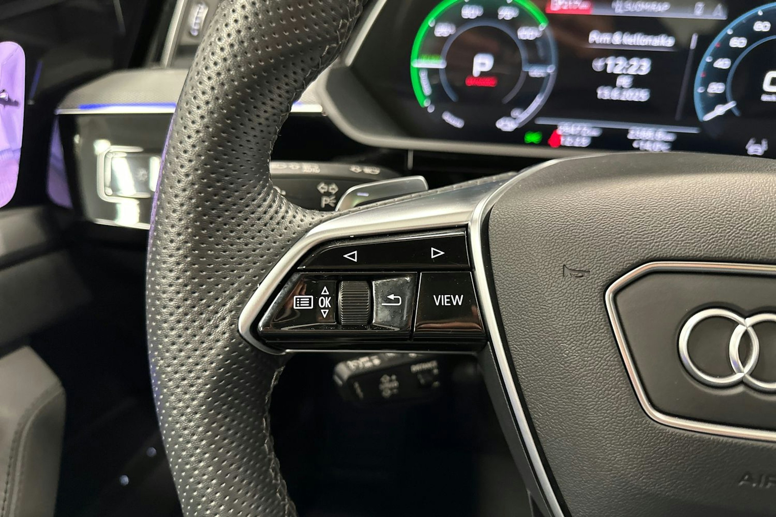 harmaa Audi Q8 e-tron 2024 kuva 13.