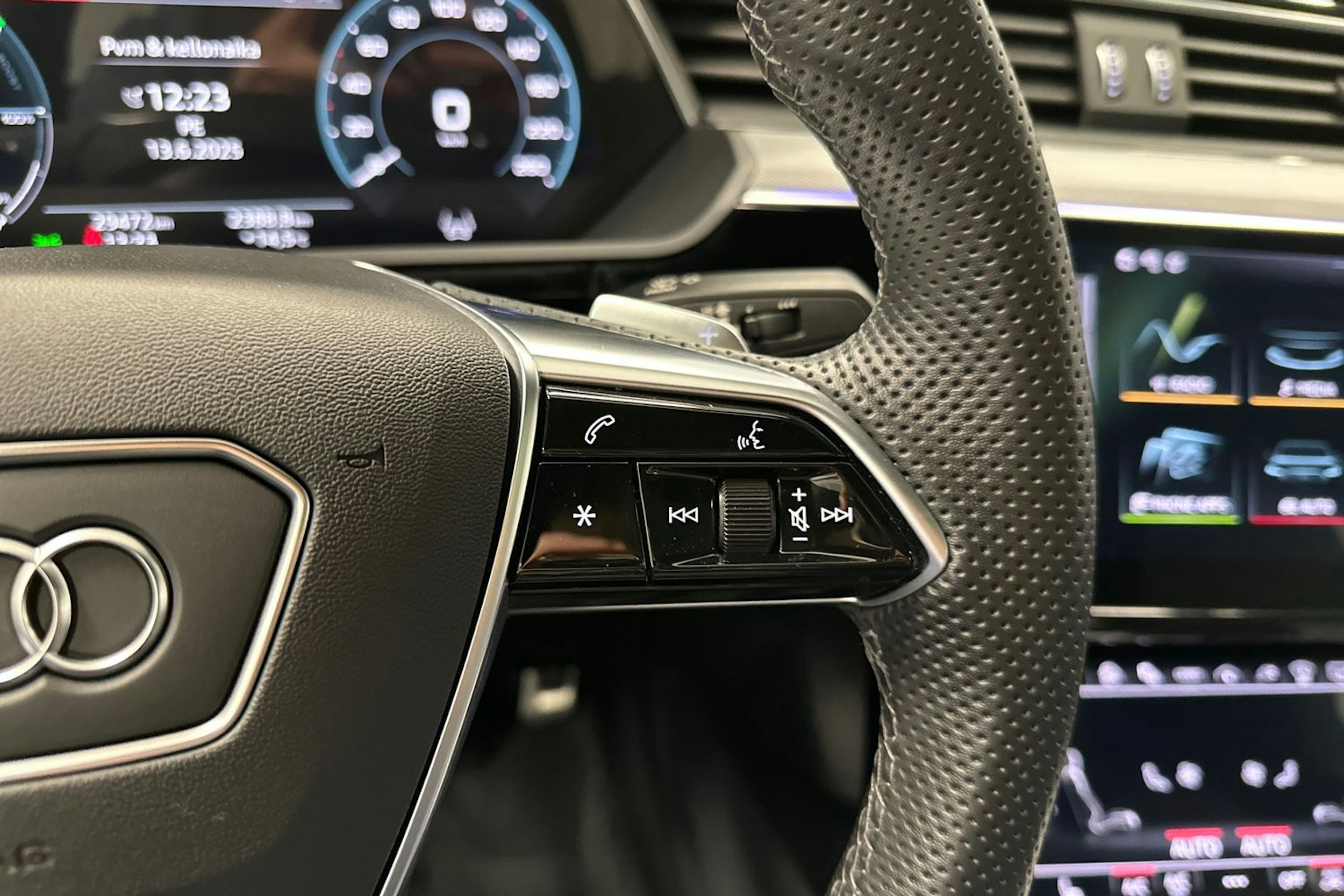 harmaa Audi Q8 e-tron 2024 kuva 14.