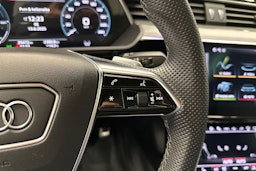 harmaa Audi Q8 e-tron 2024 kuva 14.