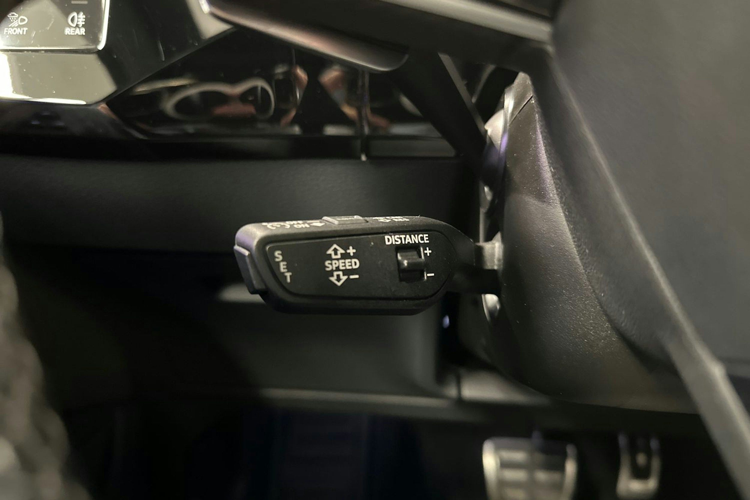 harmaa Audi Q8 e-tron 2024 kuva 15.