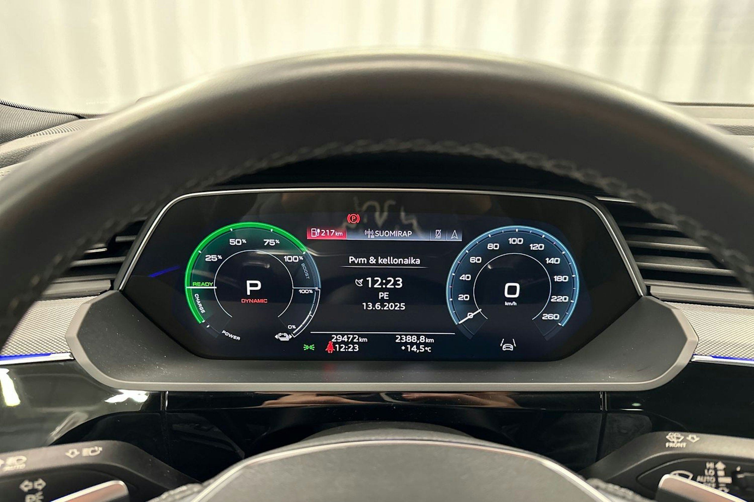harmaa Audi Q8 e-tron 2024 kuva 17.