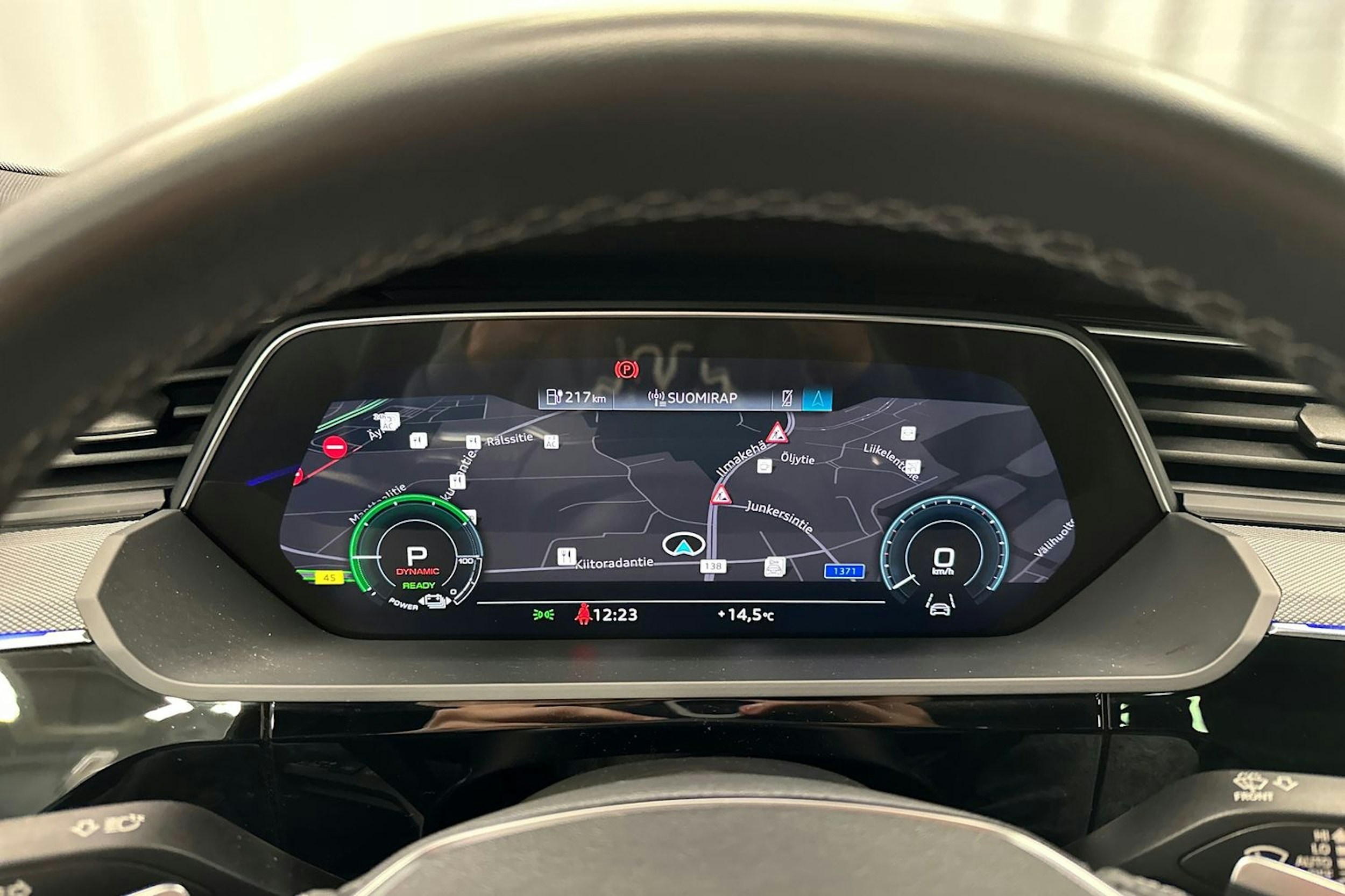 harmaa Audi Q8 e-tron 2024 kuva 18.