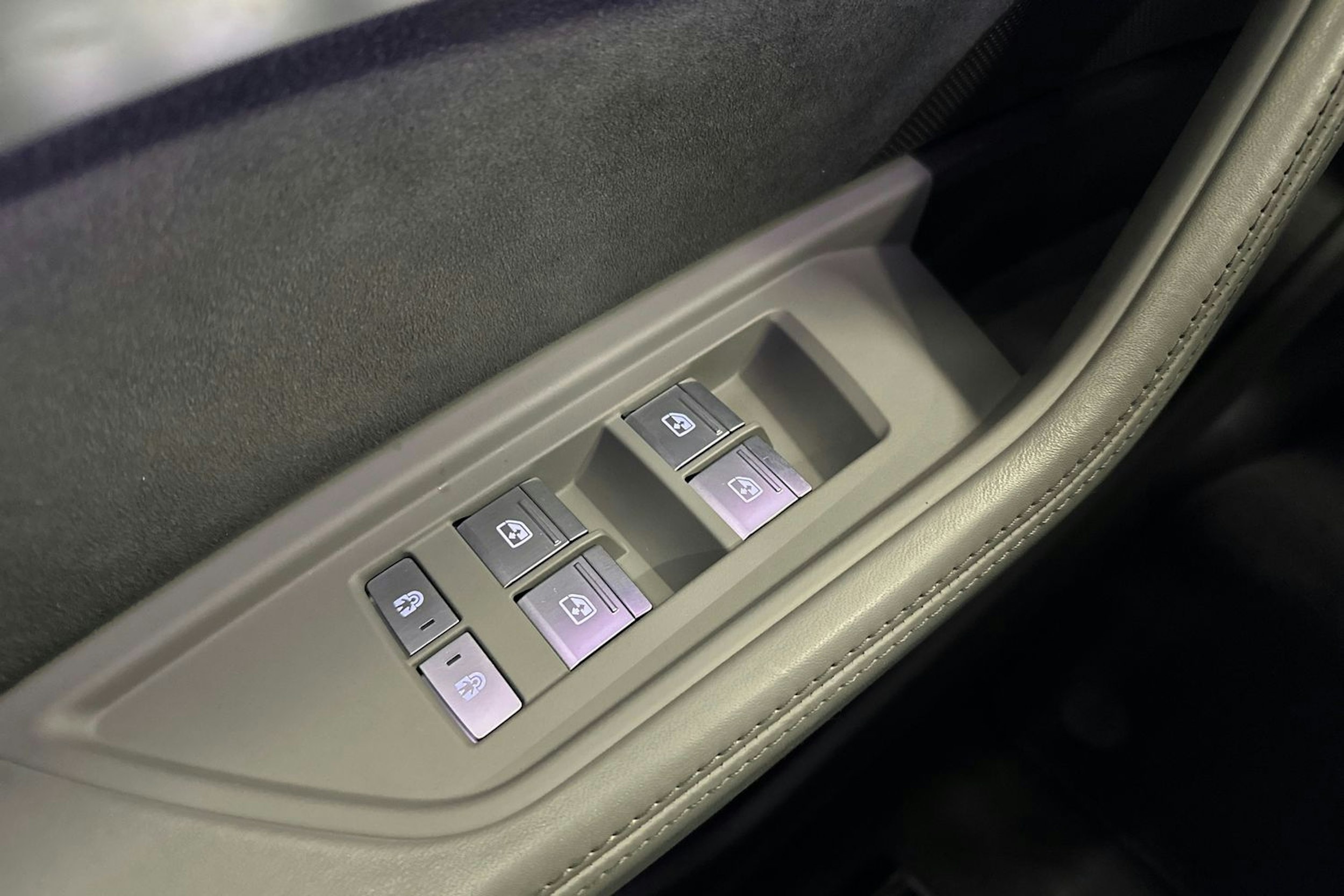 harmaa Audi Q8 e-tron 2024 kuva 19.