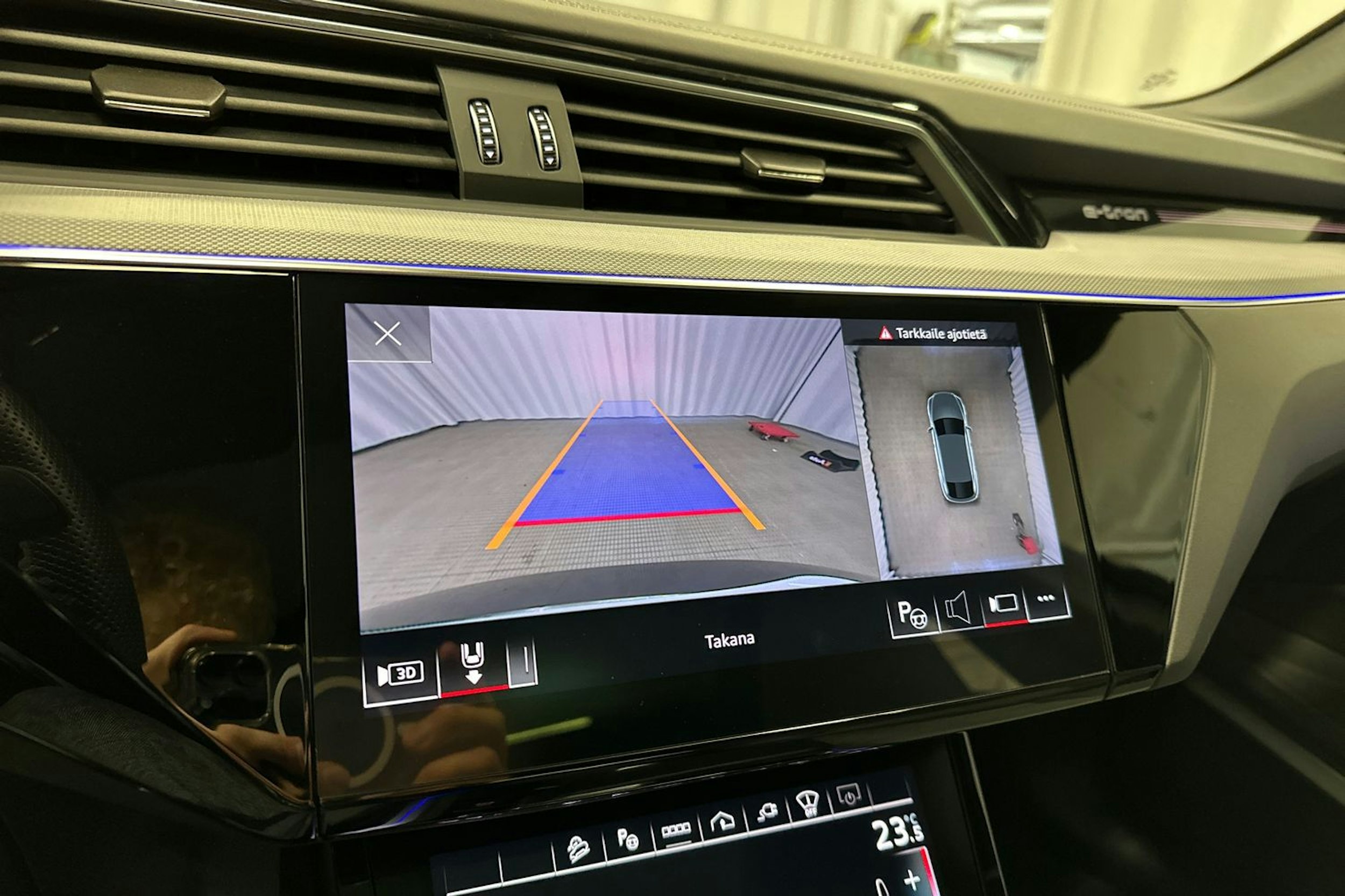 harmaa Audi Q8 e-tron 2024 kuva 20.