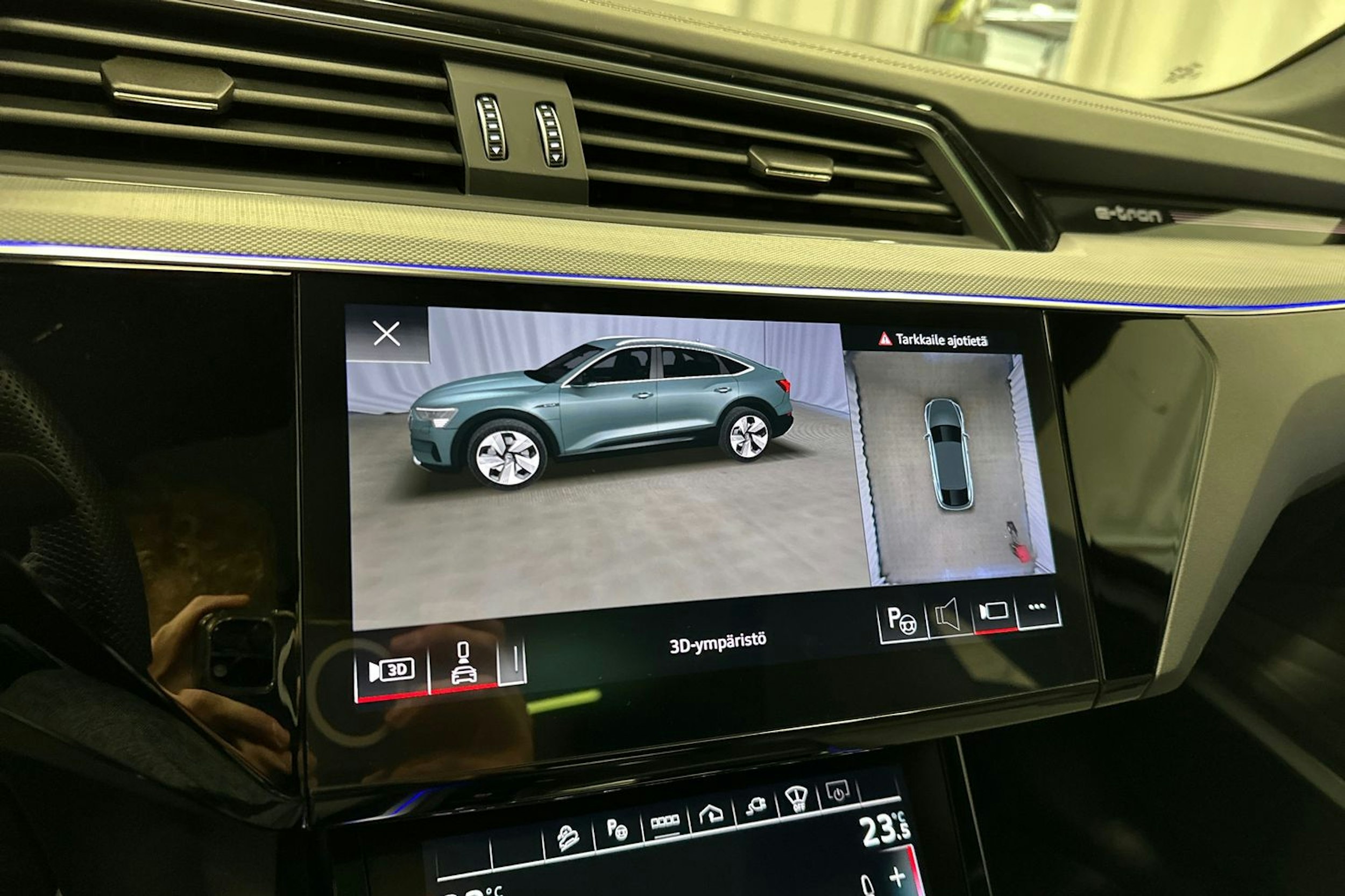 harmaa Audi Q8 e-tron 2024 kuva 21.