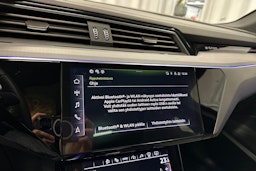 harmaa Audi Q8 e-tron 2024 kuva 22.