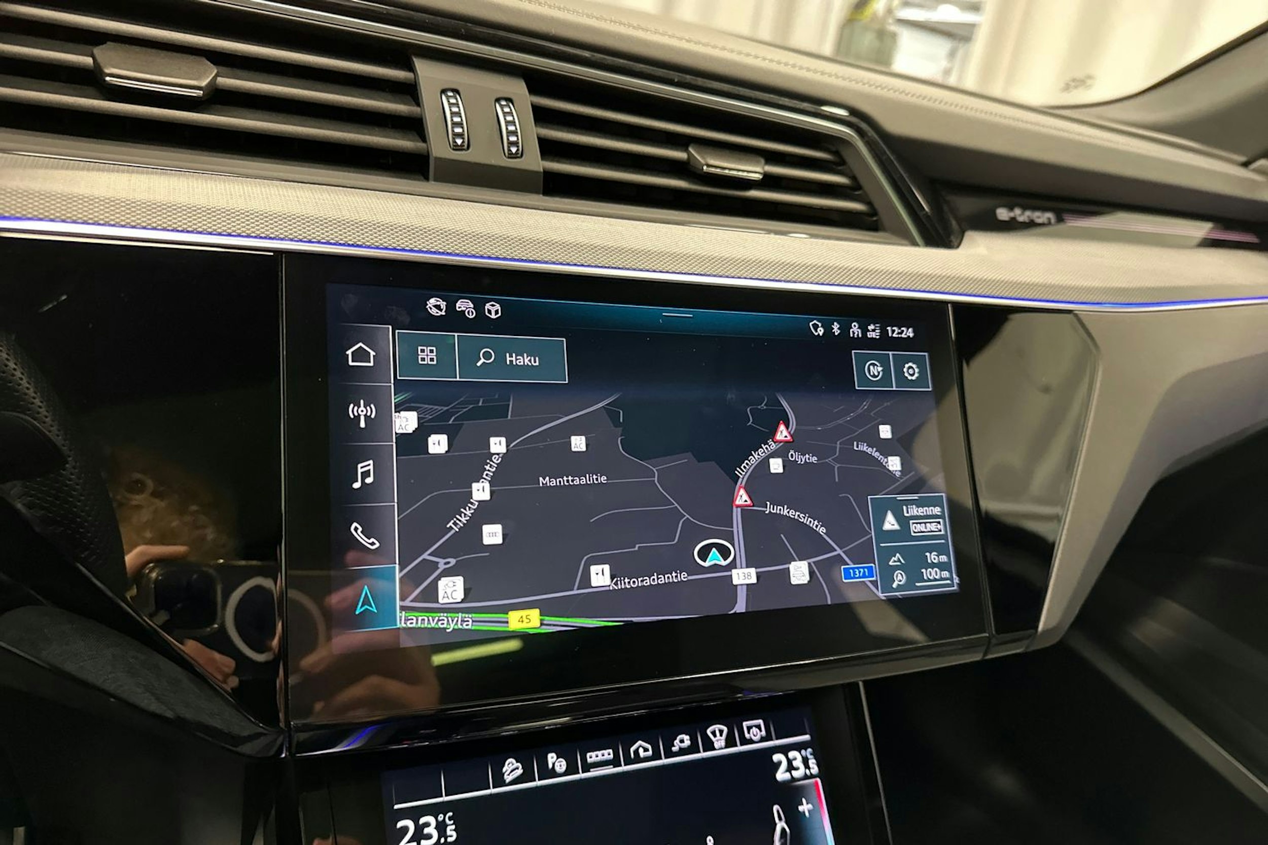 harmaa Audi Q8 e-tron 2024 kuva 23.