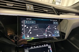 harmaa Audi Q8 e-tron 2024 kuva 23.