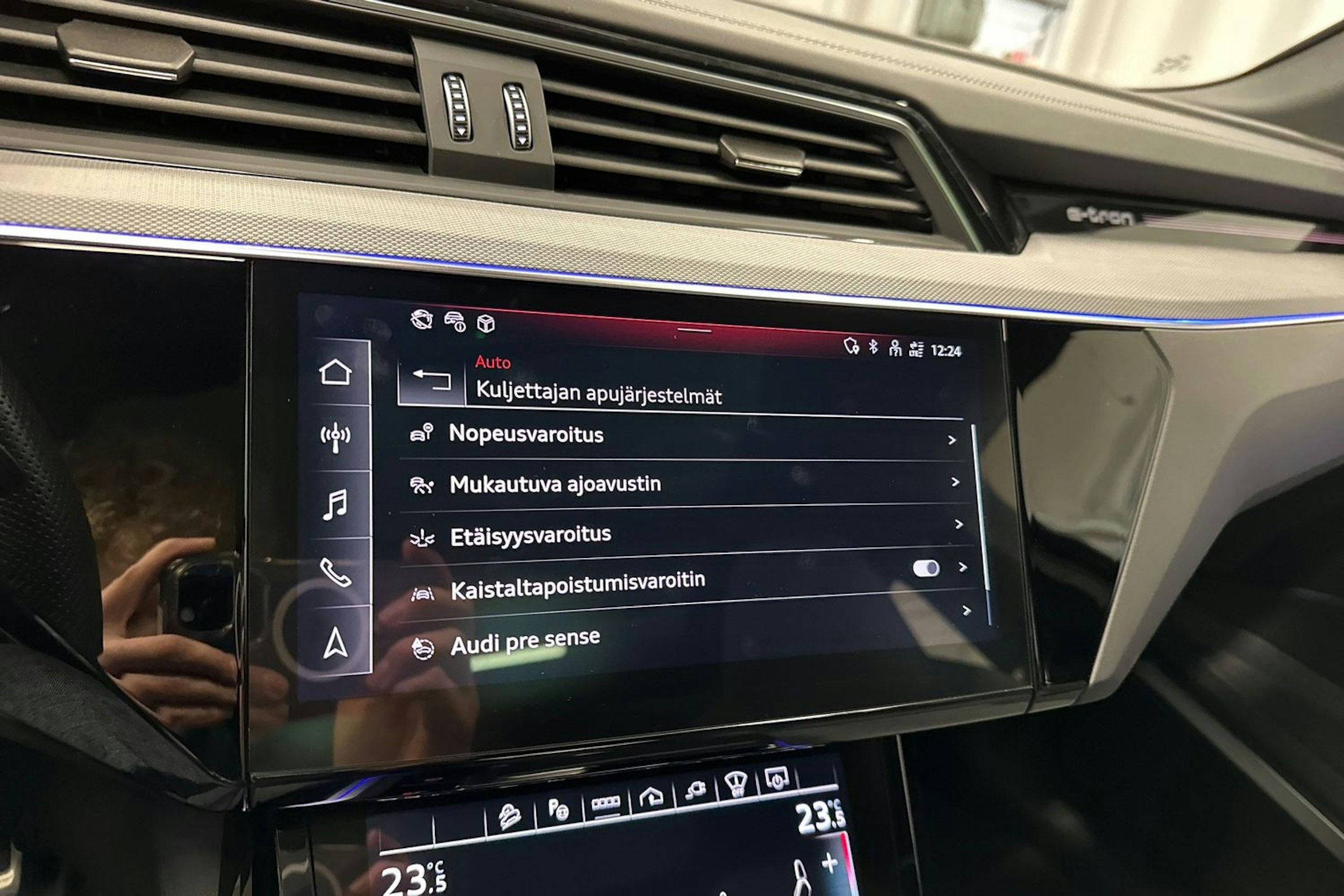 harmaa Audi Q8 e-tron 2024 kuva 24.