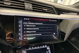 harmaa Audi Q8 e-tron 2024 kuva 24.