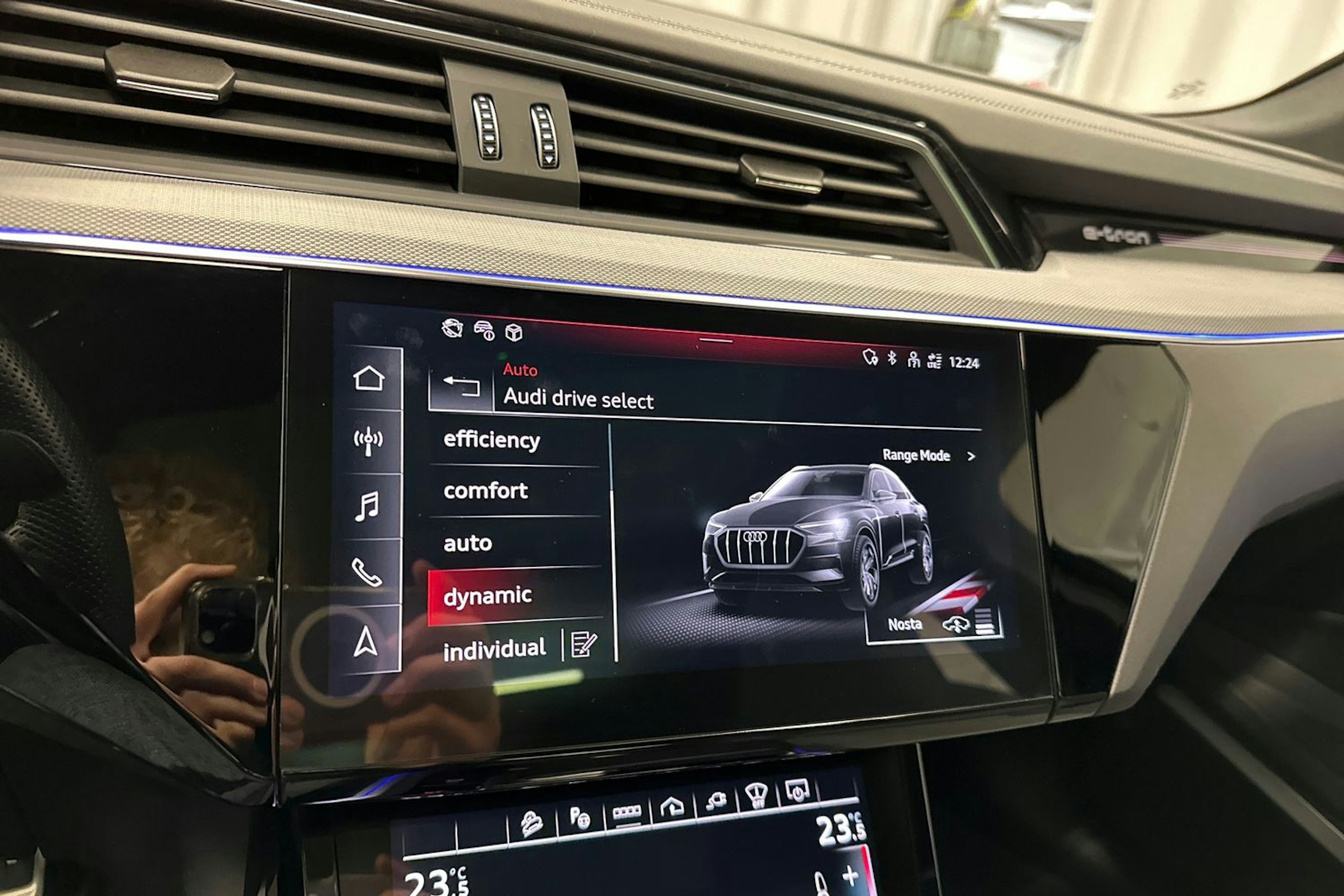 harmaa Audi Q8 e-tron 2024 kuva 25.