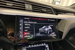 harmaa Audi Q8 e-tron 2024 kuva 25.