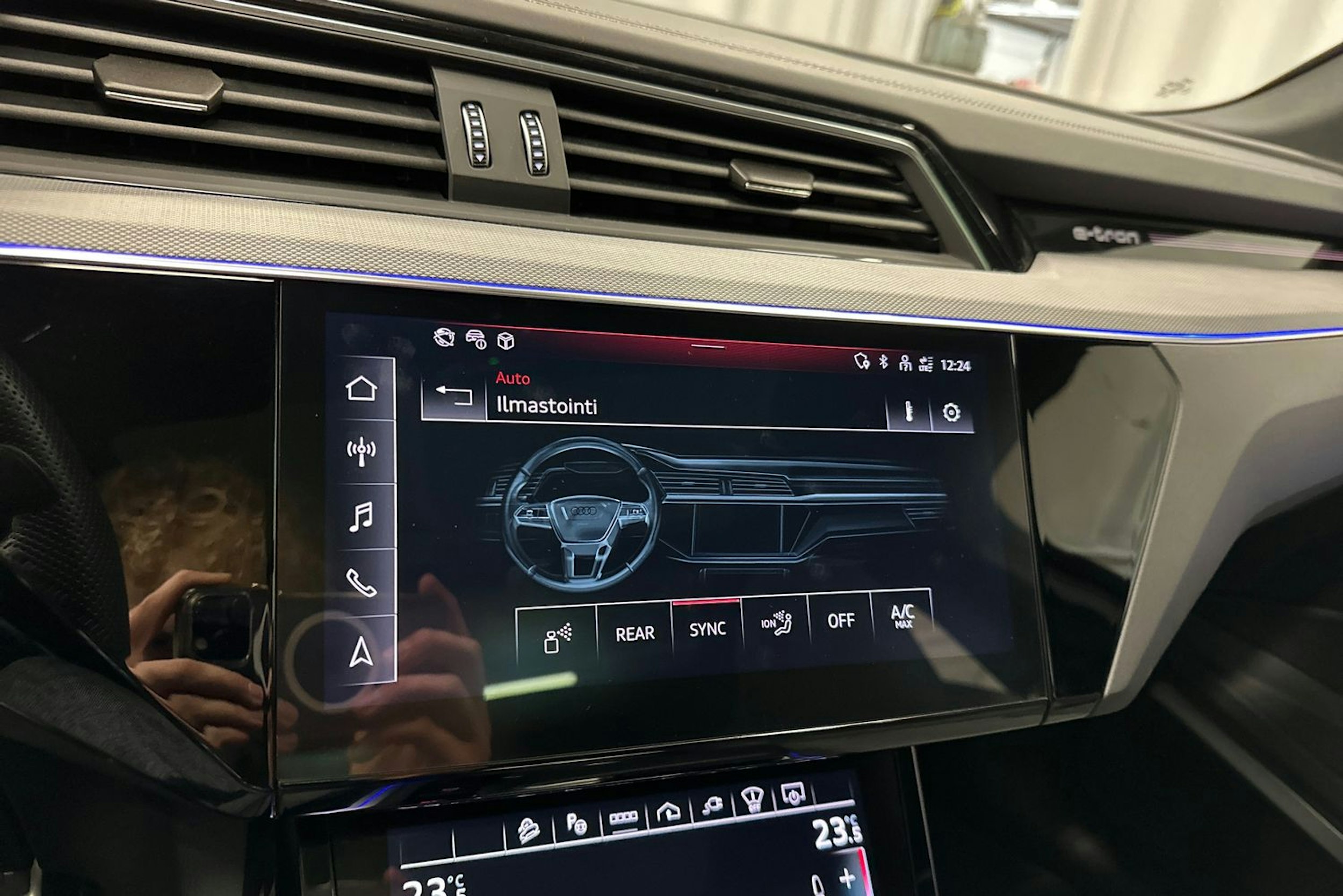 harmaa Audi Q8 e-tron 2024 kuva 26.
