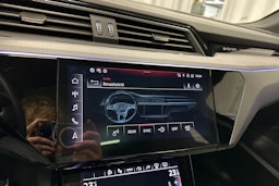 harmaa Audi Q8 e-tron 2024 kuva 26.
