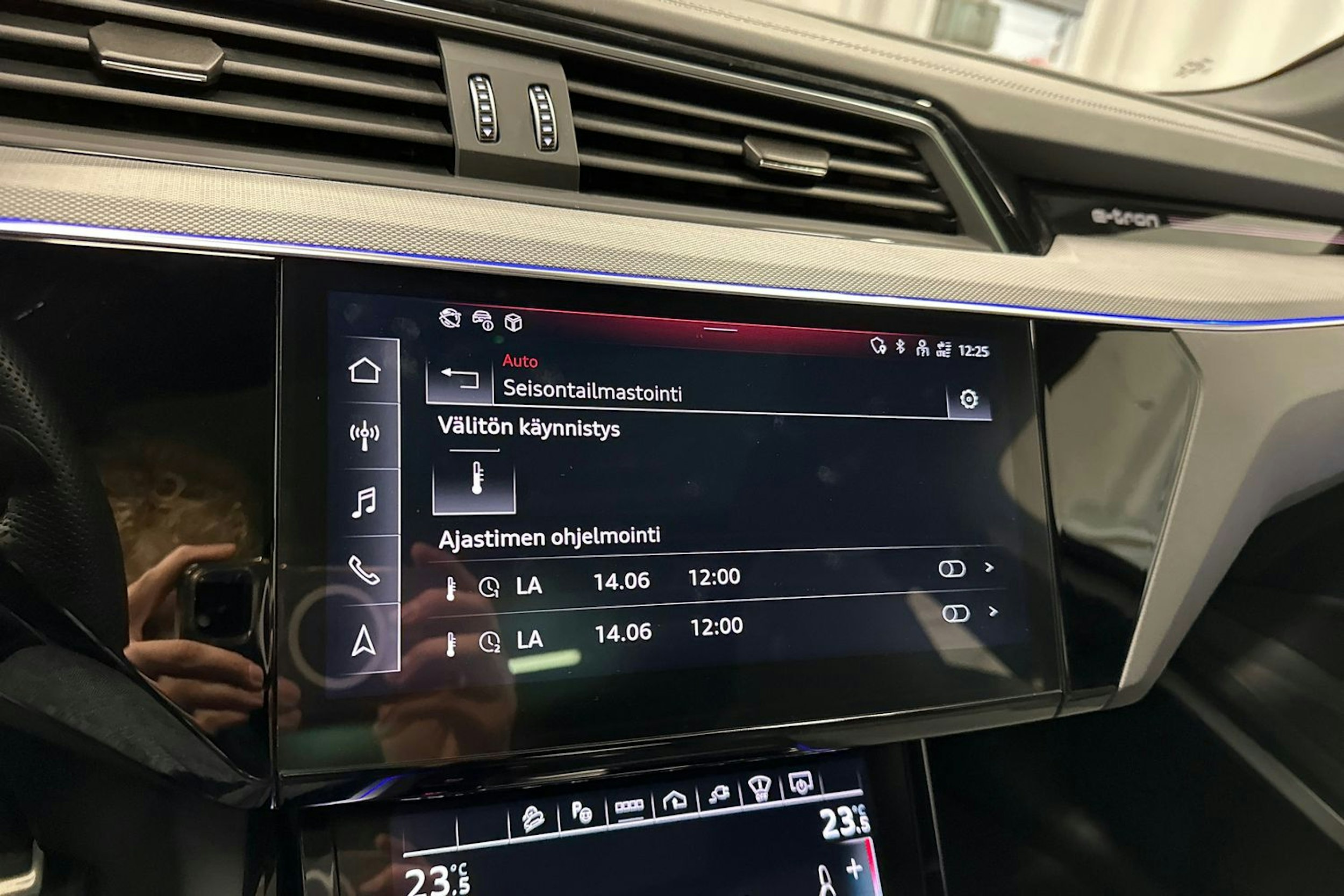 harmaa Audi Q8 e-tron 2024 kuva 27.