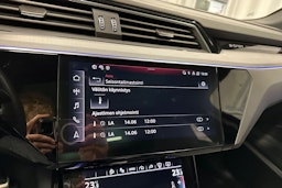 harmaa Audi Q8 e-tron 2024 kuva 27.