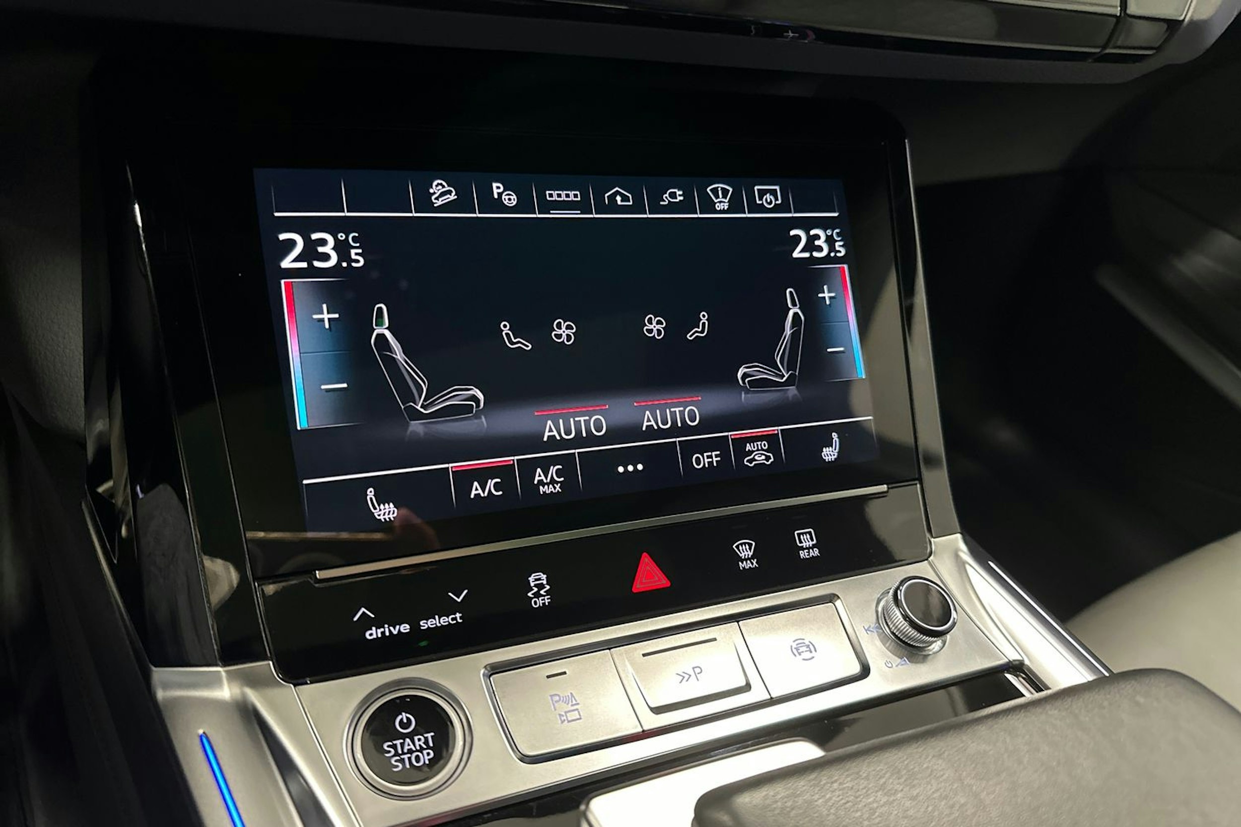 harmaa Audi Q8 e-tron 2024 kuva 28.