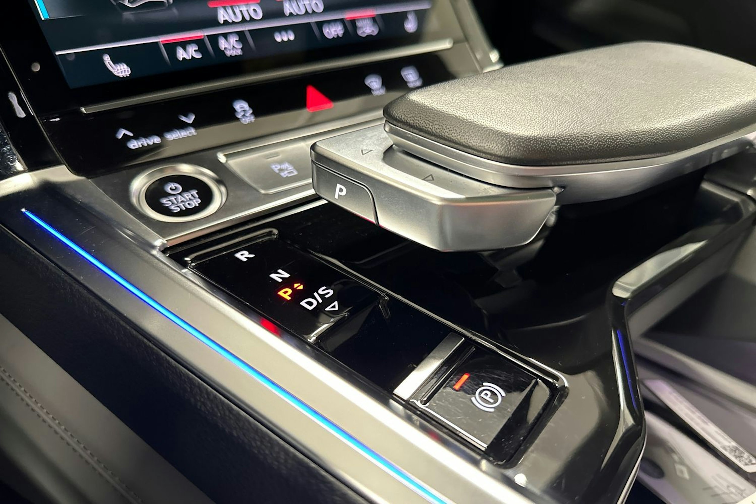 harmaa Audi Q8 e-tron 2024 kuva 29.